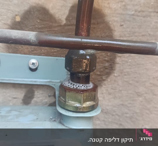 מד גז עם חיבורי צינורות על קיר